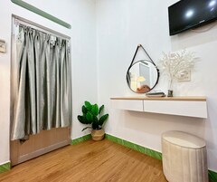 Minibar, escritorio, cortinas blackout y sistema de insonorización 