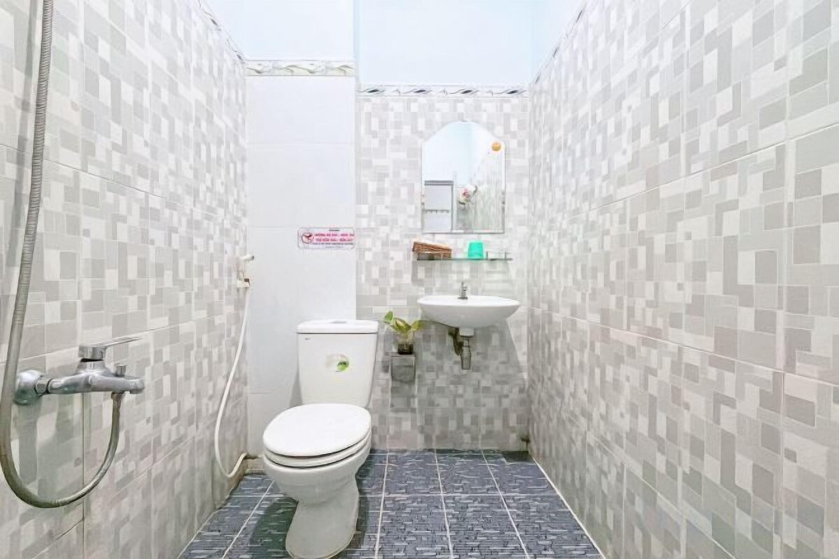 Salle de bain | Douche, douche à « effet pluie », sèche-cheveux, chaussons