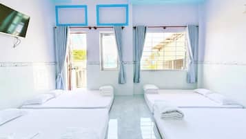 Dormitório compartilhado família | Frigobar, escrivaninha, cortinas blackout, quartos à prova de som