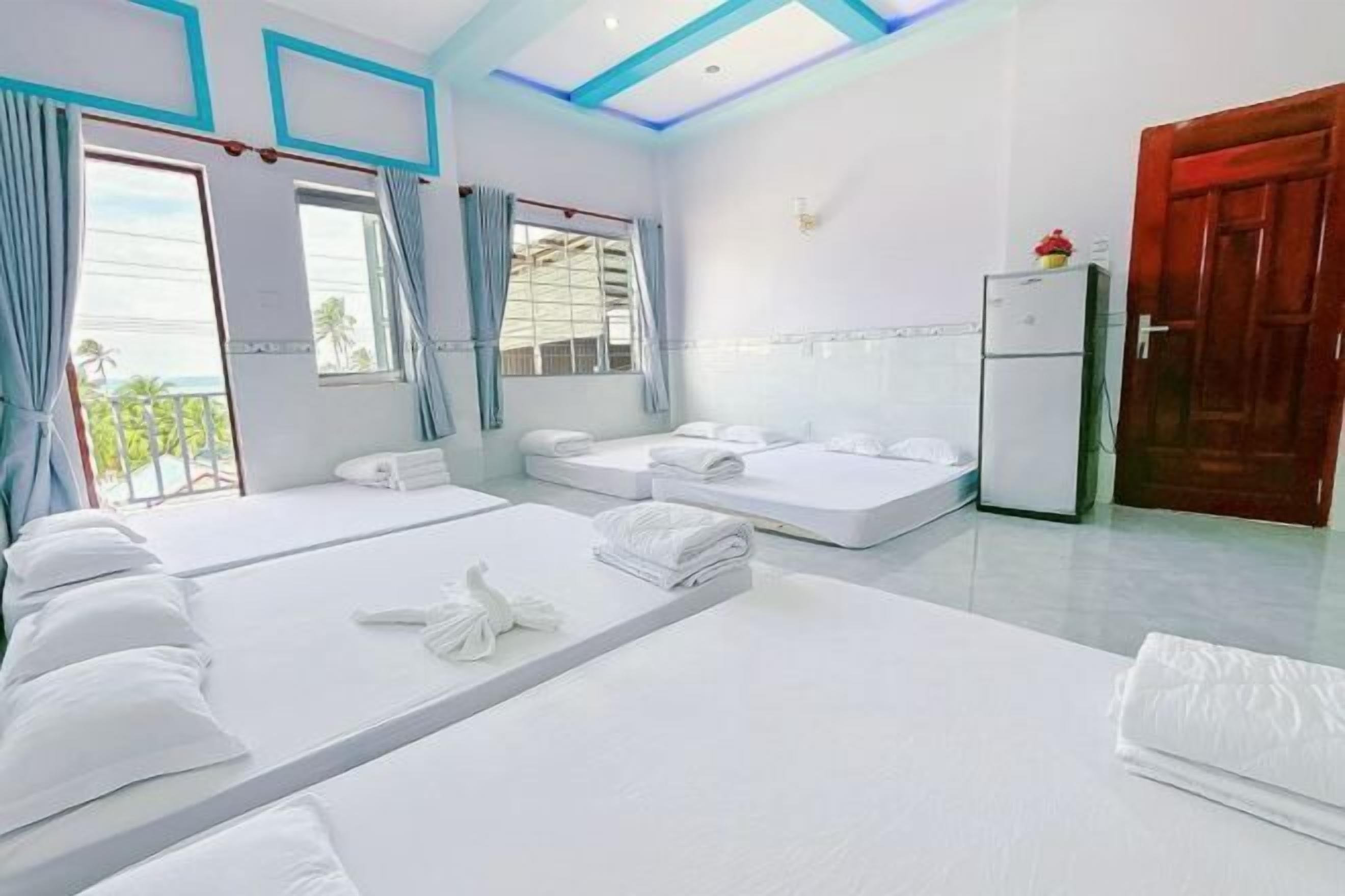 Minibar, desk, blackout drapes, soundproofing