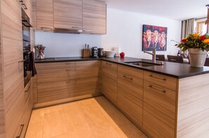 Appartement, 3 chambres | Cuisine privée | Réfrigérateur, micro-ondes, plaque de cuisson, lave-vaisselle
