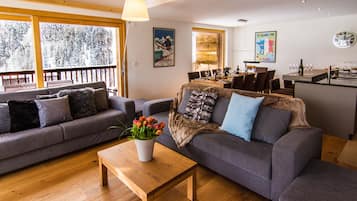 Apartamento, 5 habitaciones | Zona de estar | Una televisión de pantalla plana, una chimenea, un reproductor de DVD