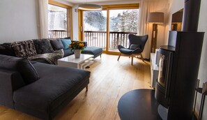 Apartamento, 3 habitaciones, bañera de hidromasaje | Zona de estar | Una televisión de pantalla plana, una chimenea, un reproductor de DVD