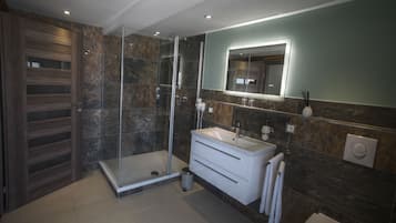Quarto casal | Banheiro | Chuveiro, chuveiro com efeito de chuva, produtos de toalete grátis