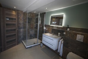Doppelzimmer | Badezimmer | Dusche, Regendusche, kostenlose Toilettenartikel, Haartrockner