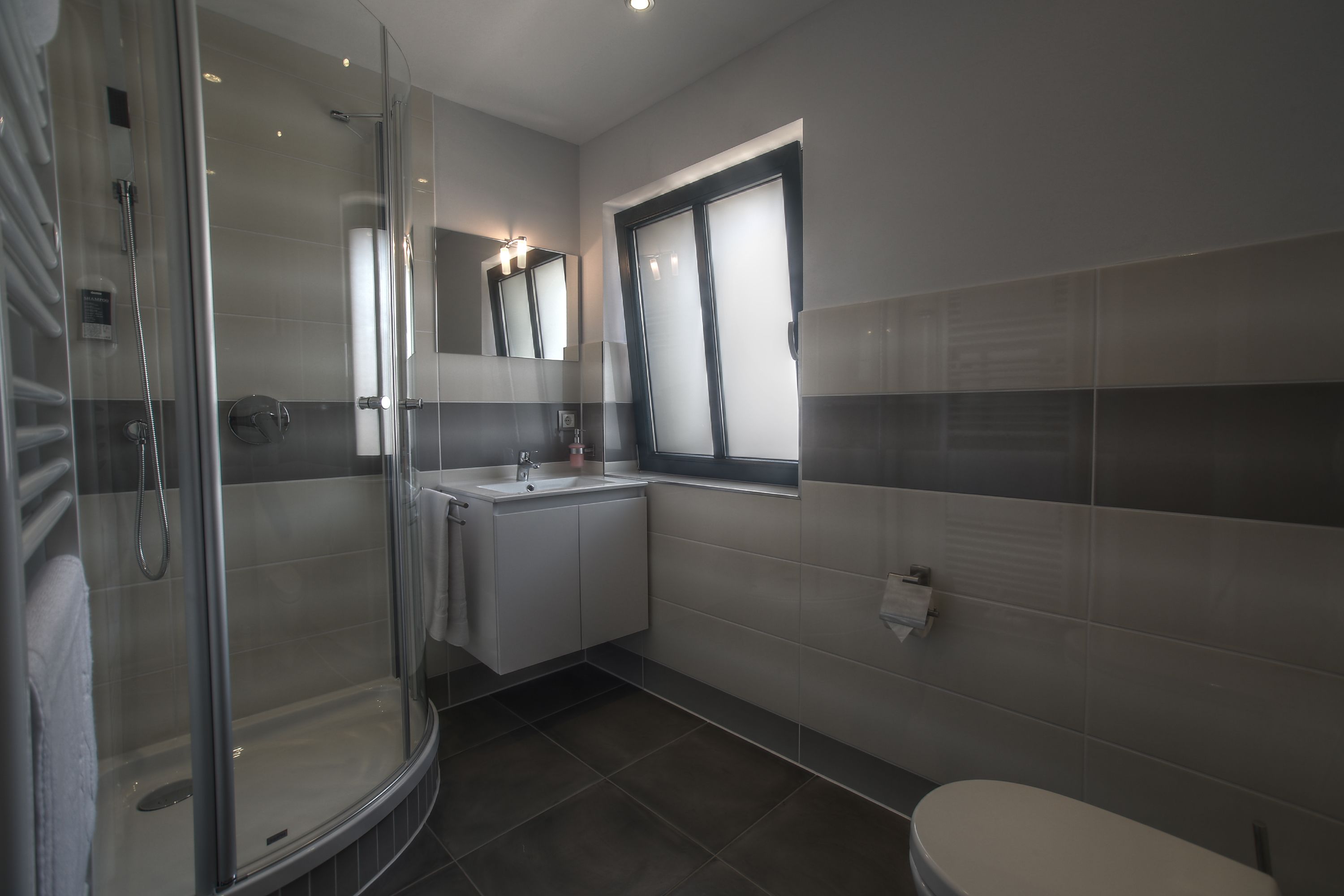 single room | bathroom | shower, rainfall showerhead, free toiletries, hair dryer