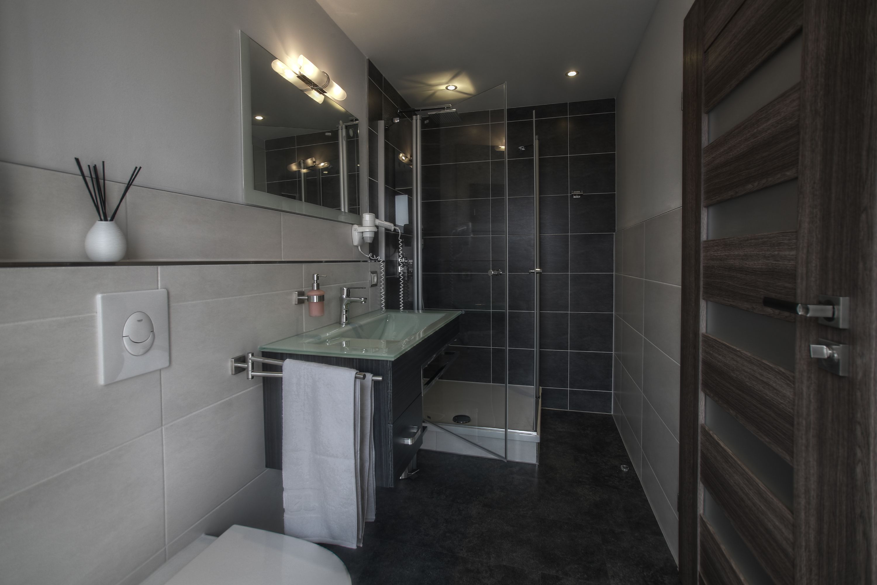 double room, 1 double bed | bathroom | shower, rainfall showerhead, free toiletries, hair dryer