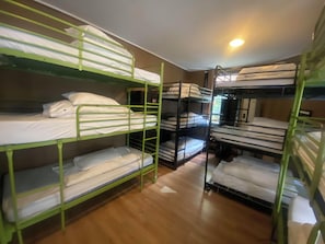 Dortoir partagé de base, mixte | Coffre-fort, fer et planche à repasser, accÚs au Wi-Fi (inclus)