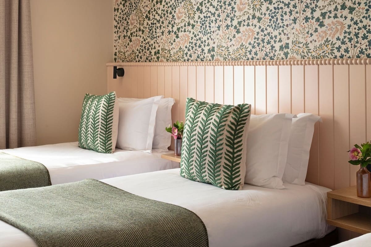 triple room | 1 bedroom, in-room safe, desk, iron/ironing board