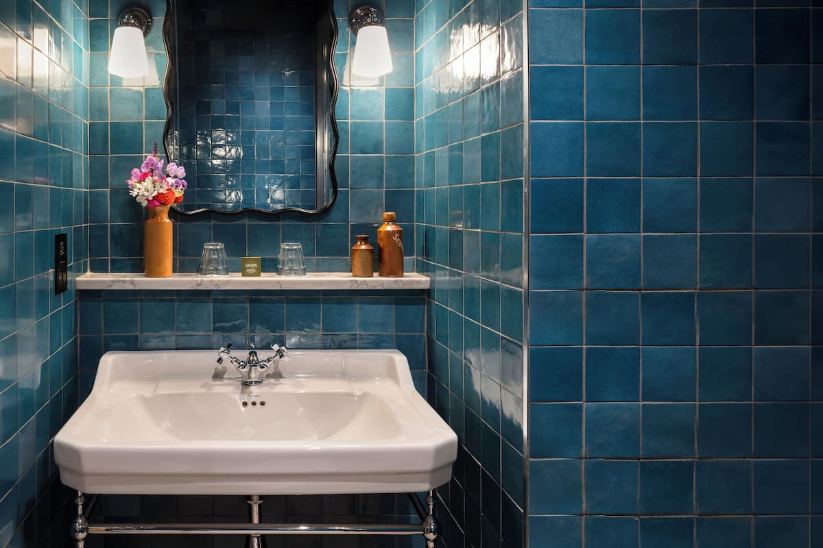 barrow suite | bathroom | hair dryer