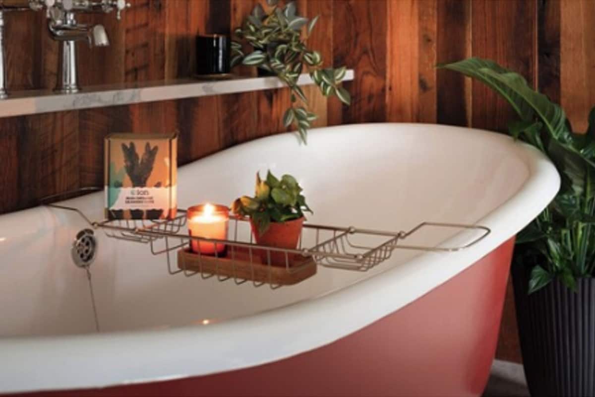 derrymore suite | deep-soaking bathtub