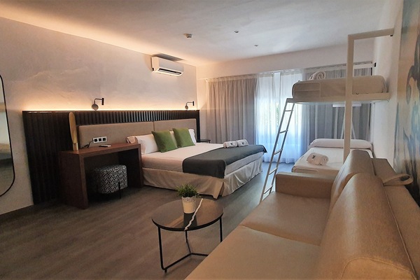 Superior Studio Suite | Desk, laptop workspace, iron/ironing board (on request), WiFi (free)