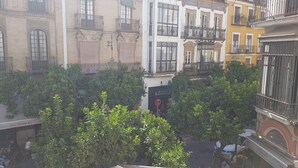 Un patio con varios edificios, incluyendo el bar Casa Tomate.
