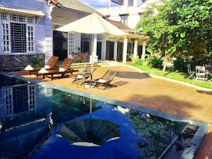 Una piscina cubierta, una piscina al aire libre