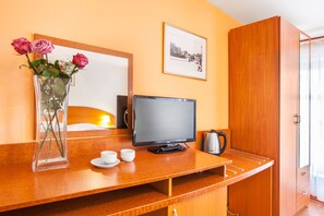 Double or Twin Room with 2 Bedrooms | Room amenity - Apartment House Zizkov (Prague)