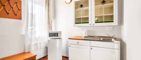 Studio with Kitchenette | Private kitchenette | Fridge, microwave