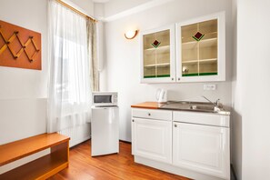 Studio with Kitchenette | Private kitchenette | Fridge, microwave - Apartment House Zizkov (Prague)