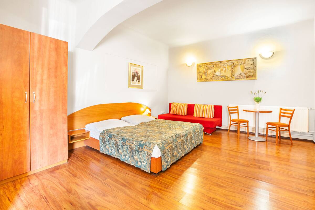 Studio with Kitchenette | Blackout drapes, cribs (free), WiFi (free), bed sheets