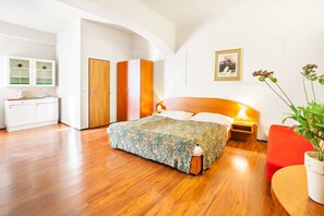 Blackout drapes, free cribs/infant beds, free WiFi, bed sheets - Apartment House Zizkov (Prague)