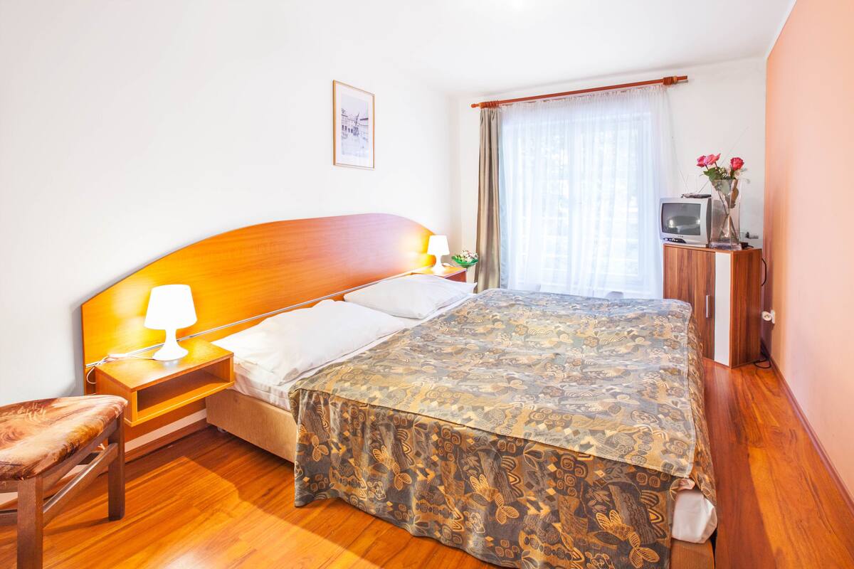 Blackout drapes, cribs (free), WiFi (free), bed sheets