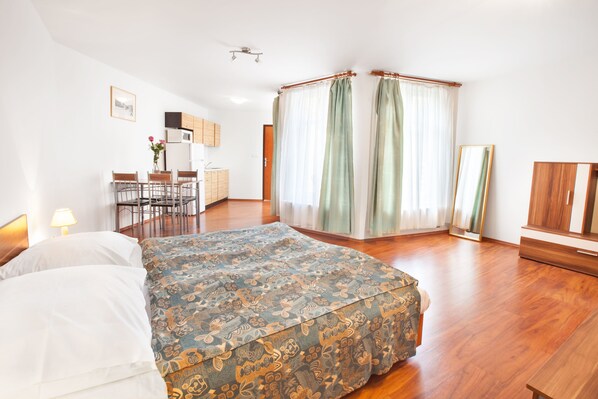 Apartment with Kitchen | Blackout drapes, free cribs/infant beds, free WiFi, bed sheets - Apartment House Zizkov (Prague)