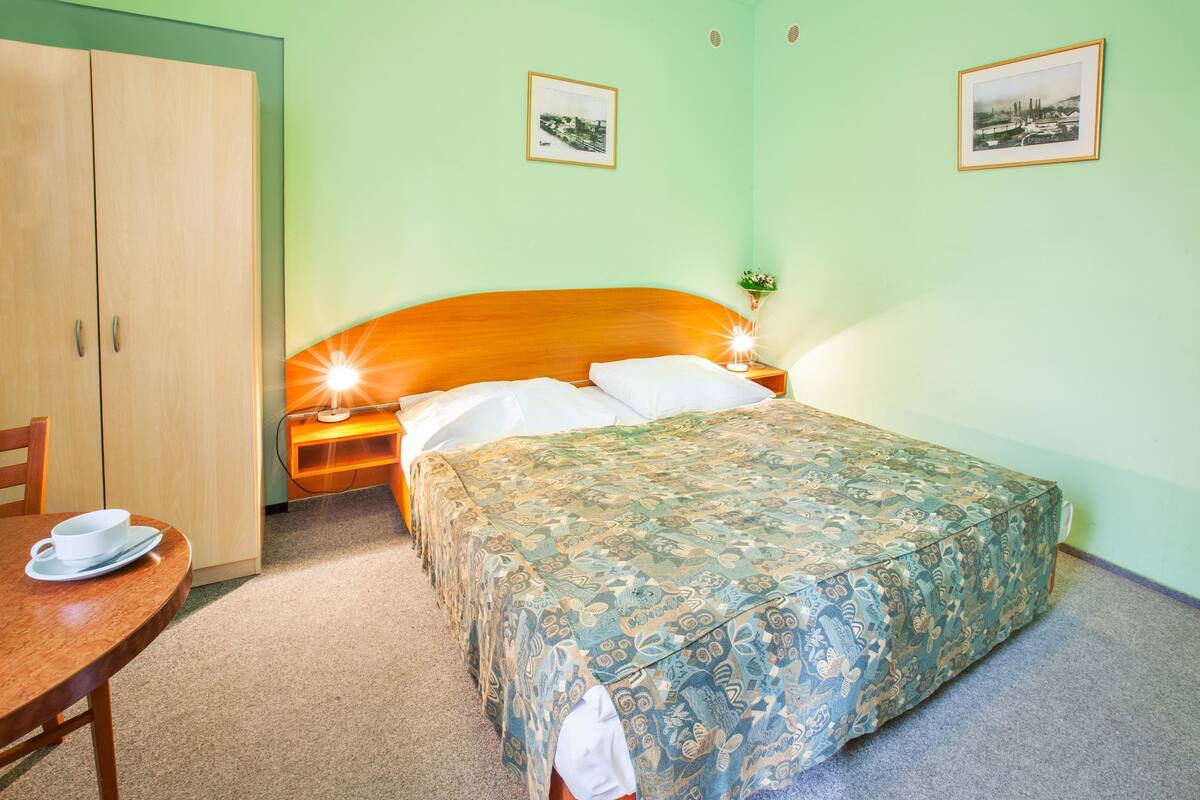 Blackout drapes, cribs (free), WiFi (free), bed sheets