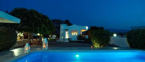 Außenpool, Sonnenschirme, Liegestühle