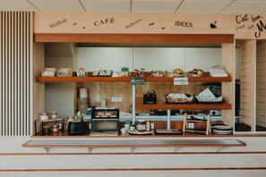Se ofrece un desayuno bufé los fines de semana (por un coste adicional)