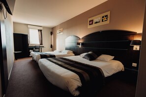 Escritorio y espacio para trabajar con laptop 