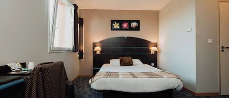 Doppia Superior | Una scrivania, postazione laptop, insonorizzazione, ferro/asse da stiro