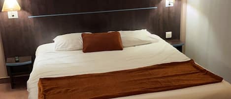 Een bureau, geluiddichte muren, een strijkplank/strijkijzer, gratis wifi