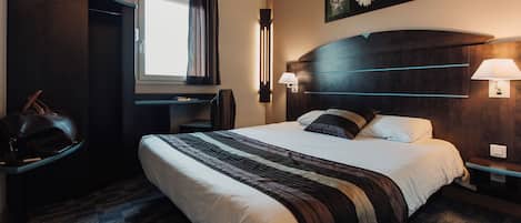 Tweepersoonskamer | Een bureau, een laptopwerkplek, geluiddichte muren