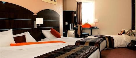 Family Room | Desk, soundproofing, iron/ironing board, free WiFi