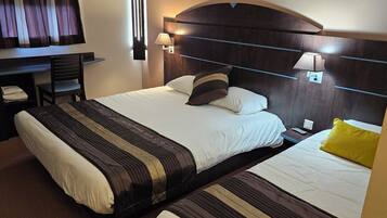 Chambre Triple | Bureau, espace de travail pour ordinateur portable