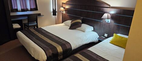 Triple Room | Desk, soundproofing, iron/ironing board, free WiFi