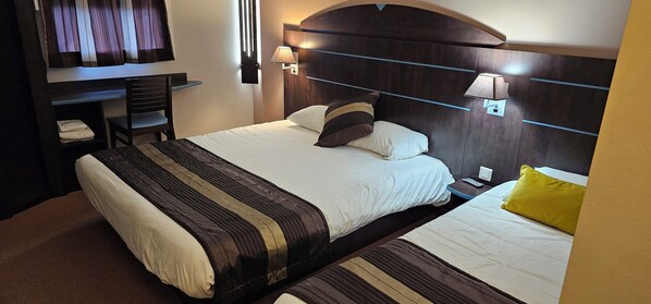 Escritorio y espacio para trabajar con laptop 