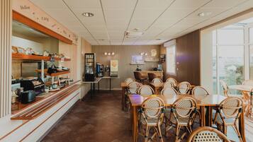 Ontbijtbuffet in het weekend (EUR 11.00 per persoon)