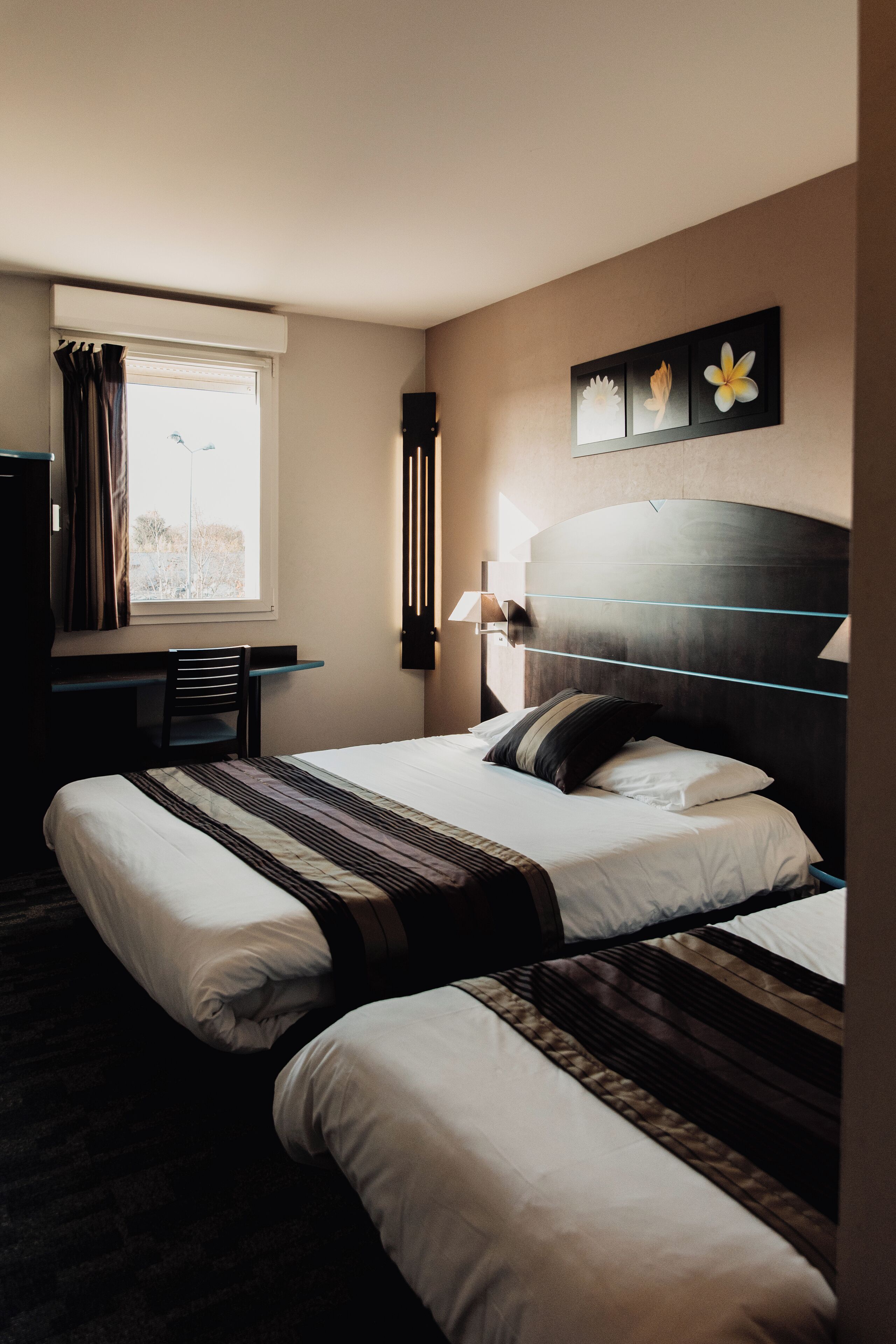 Habitació triple | Escriptori i espai de treball apte per a portàtils 