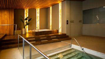 Un sauna, una bañera de hidromasaje, tratamientos faciales