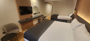 Standardværelse til 4 personer | Premium-sengetøj, Select Comfort-senge, minibar, pengeskab på værelset