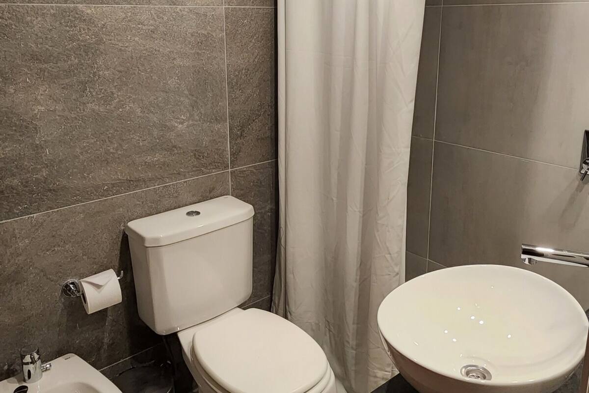 standard double room | bathroom | shower, rainfall showerhead, free toiletries, hair dryer