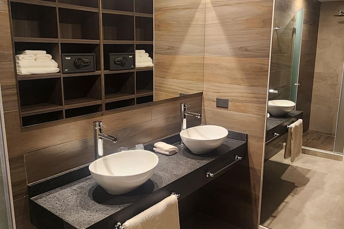 standard quadruple room | bathroom | shower, rainfall showerhead, free toiletries, hair dryer