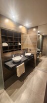 Standardværelse til 4 personer | Badeværelse | Bruser, brusehoved med spredningseffekt, gratis toiletartikler