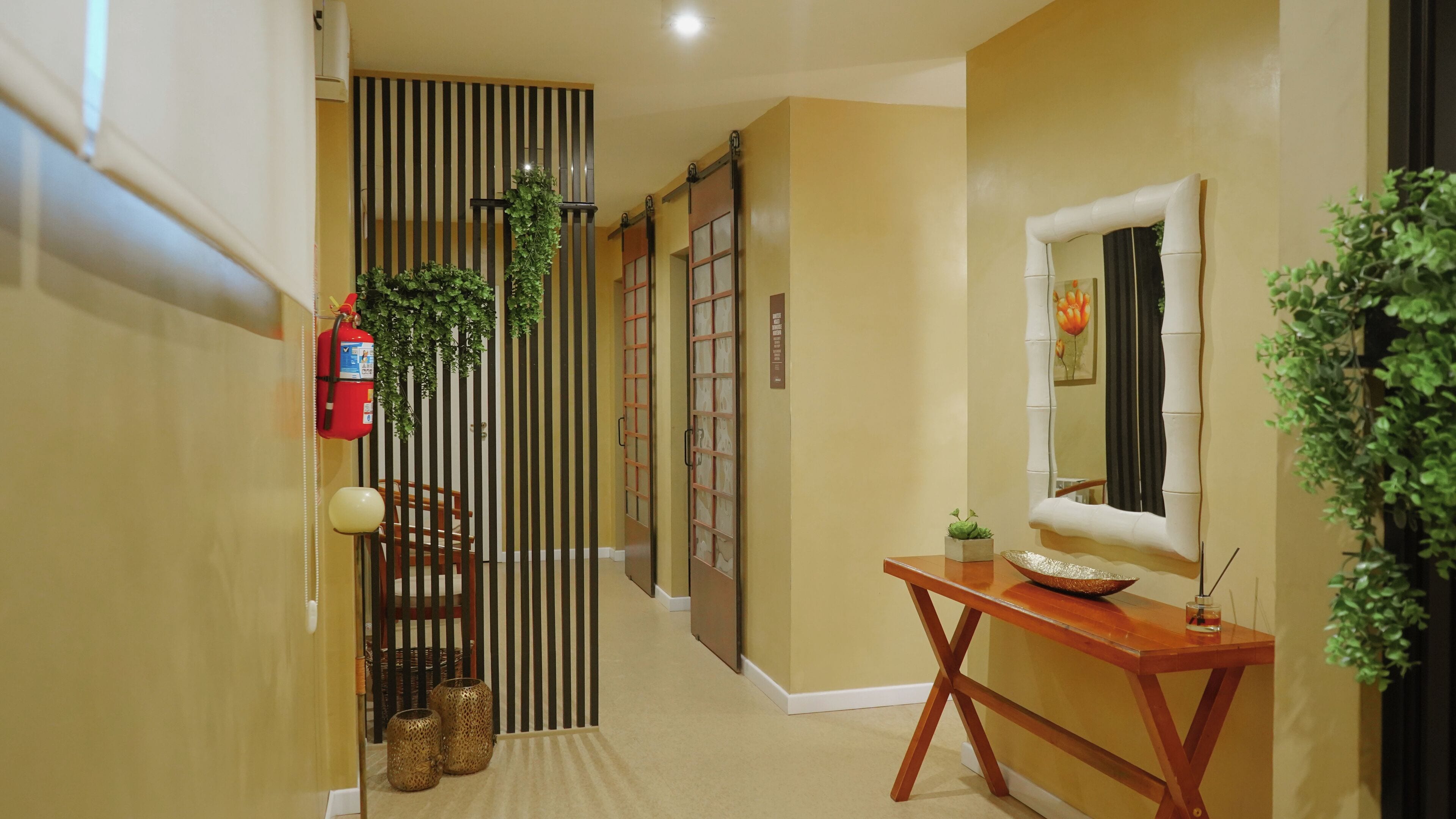 sauna, hot tub, facials, 1 treatment room, massages