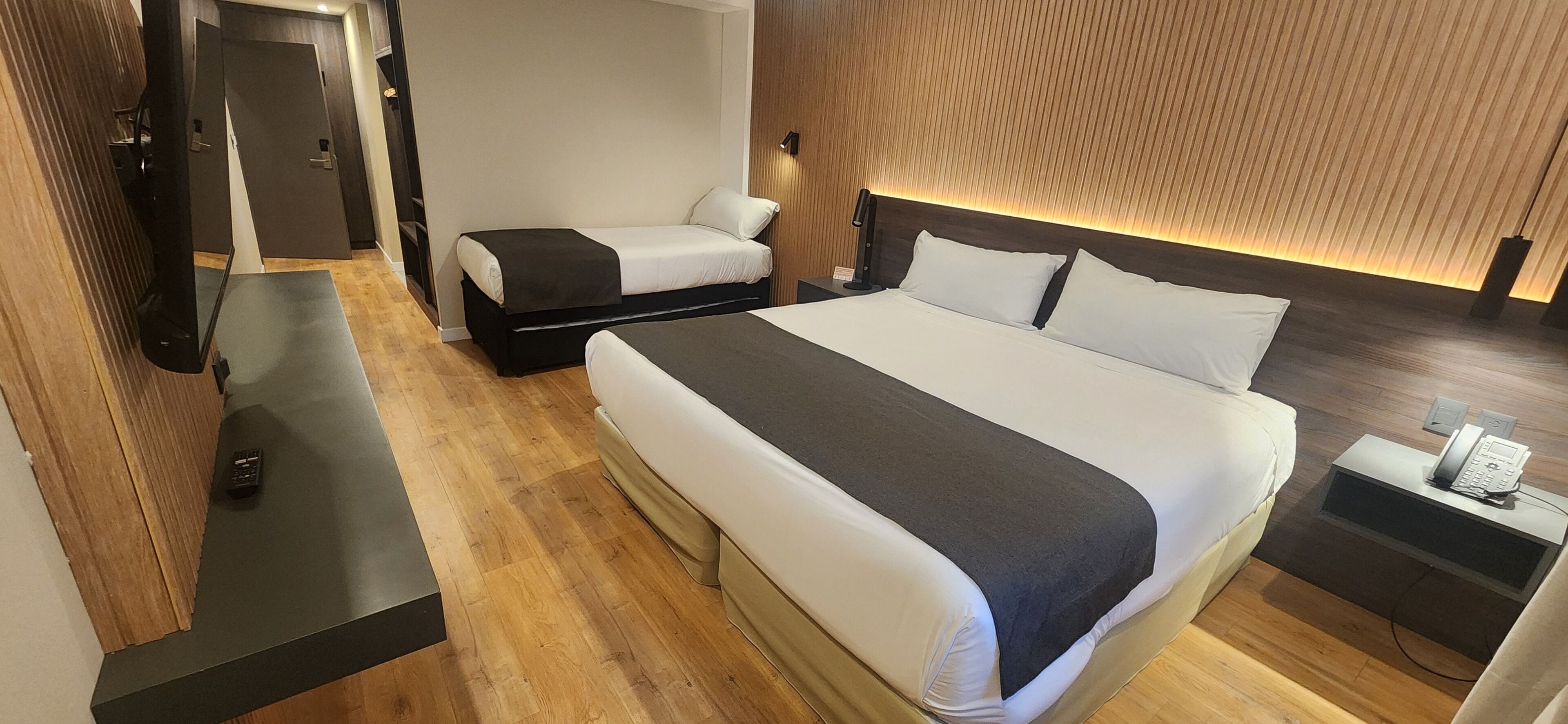 Standaard vierpersoonskamer | Luxe beddengoed, Select Comfort-bedden, een minibar