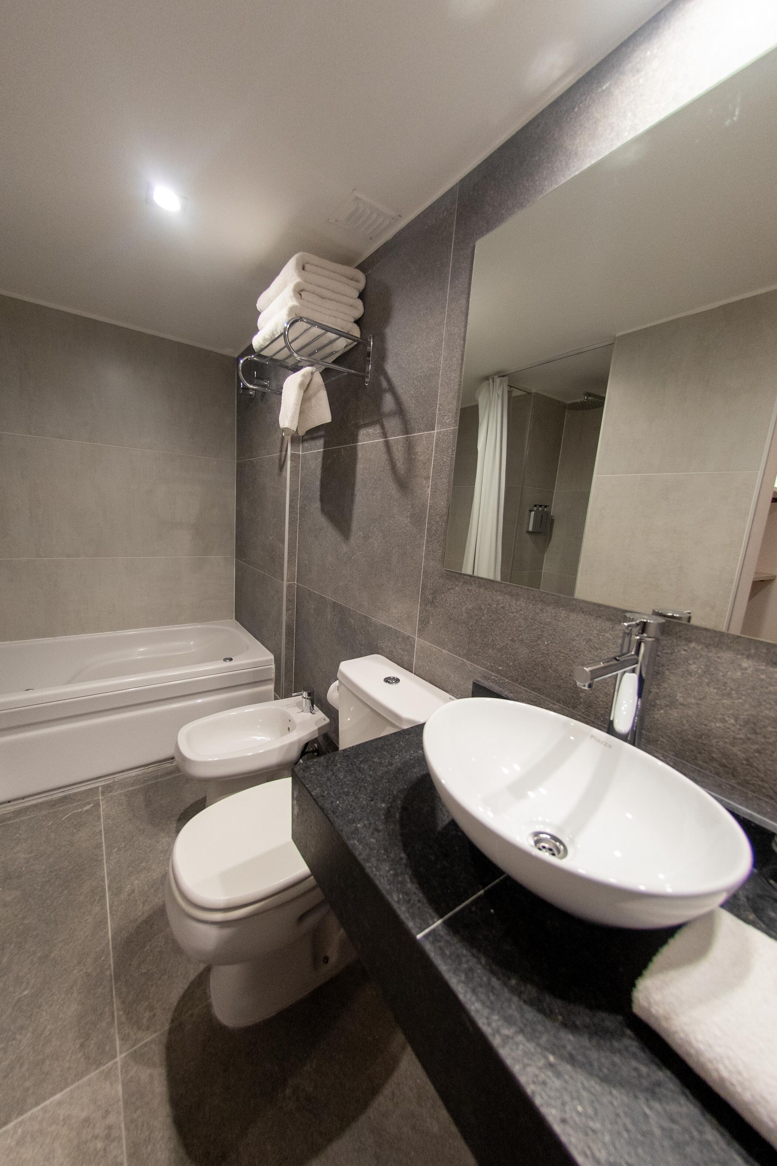 Un baño moderno con bañera, inodoro y lavabo.
