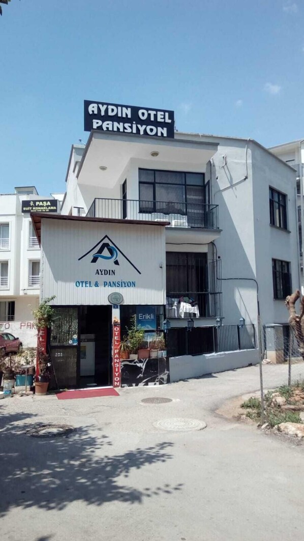 A two-story building with a sign for 'AYDIN OTEL & PANSIYON'. - Aydın Otel Pansiyon (Antalya)