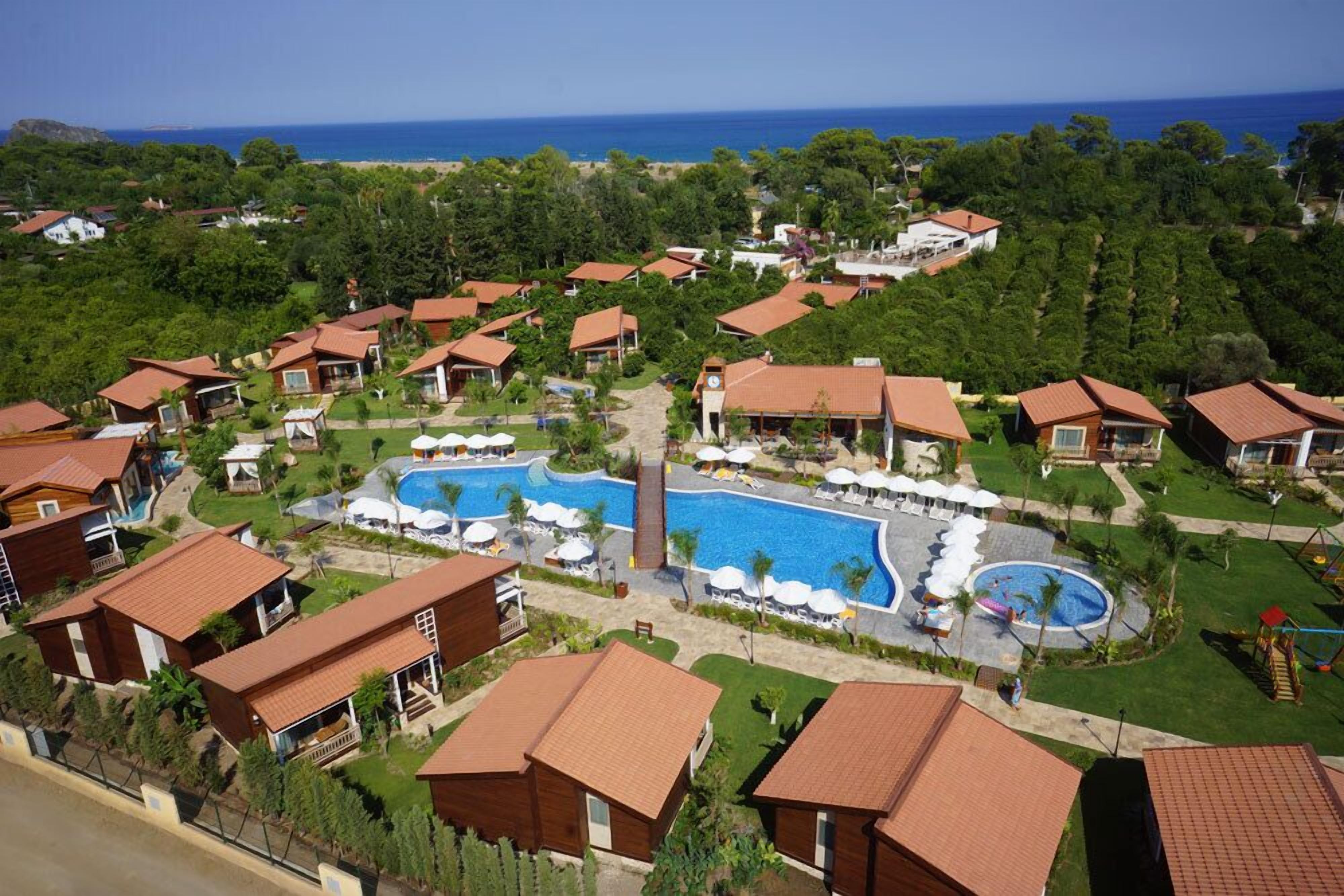 Piscine extérieure, parasols de plage, chaises longues