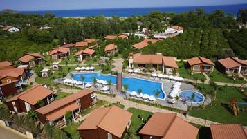 Piscine extérieure, parasols de plage, chaises longues