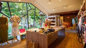 Interior espaiós d'un hotel boutique, amb grans finestres, una recepció central i prestatges de roba ordenats.